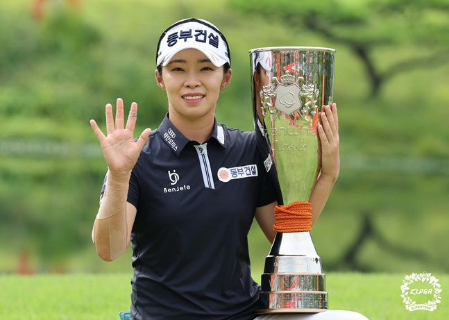 김수지가 27일 KLPGA 한화클래식 우승 후 트로피와 함께 포즈를 취하고 있다. /사진=KLPGT