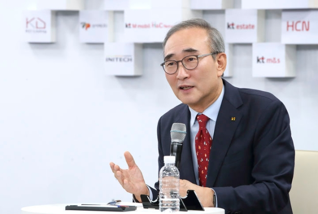 김영섭 KT 대표가 30일 열린 임시 주주총회에서 정식 선임된 이후 취임식을 갖고 직원들과 소통했다