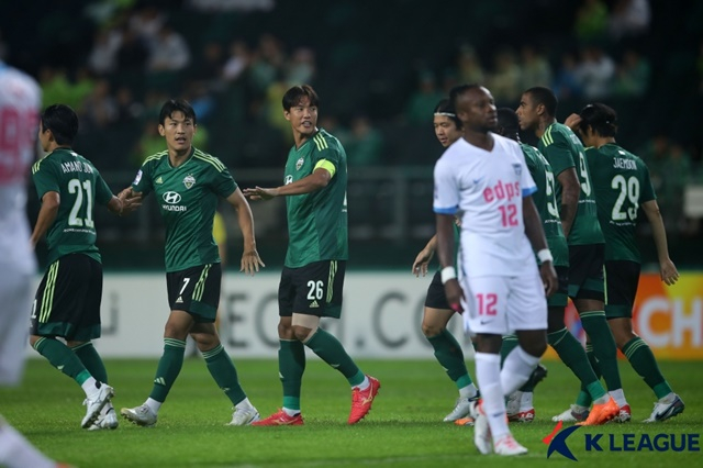 ACL 1차전에서 승리한 전북현대(초록색 유니폼). /사진=한국프로축구연맹 제공