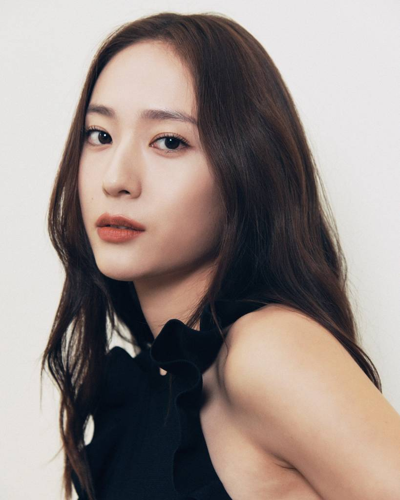배우 정수정이 22일 오전 서울 종로구 소격동의 한 카페에서 진행된 영화 '거미집' 개봉 관련 인터뷰를 위해 포즈를 취하고 있다. 정수정은 극 중 떠오르는 스타 한유림 역을 맡았다. '거미집'은 1970년대, 다 찍은 영화 '거미집'의 결말만 바꾸면 걸작이 될 거라 믿는 김열 감독(송강호 분)이 검열, 바뀐 내용을 이해하지 못하는 배우와 제작자 등 미치기 일보 직전의 현장에서 촬영을 밀어붙이는 이야기를 유쾌하게 그리는 영화. 오는 27일 개봉. / 사진제공 = 바른손이앤에이 /사진=김창현