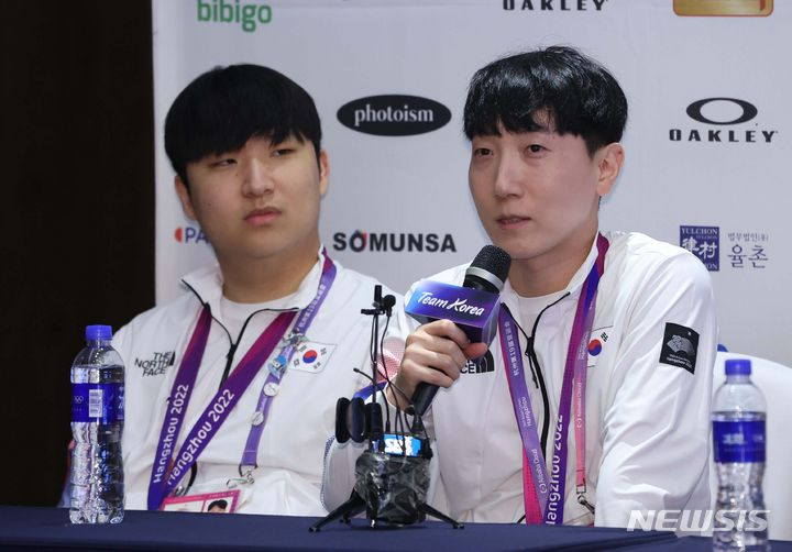 김관우(오른쪽)가 29일 메달리스트 기자회견에서 소감을 밝히고 있다. /사진=뉴시스