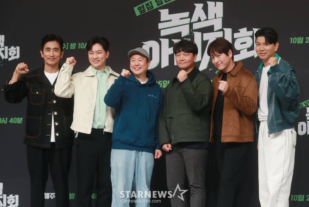 차인표, 정상훈, 김진호 PD, 최장원 PD, 류수영, 제이쓴이 25일 오후 서울 양천구 목동 SBS에서 진행된 새 예능 '옆집 남편들 - 녹색 아버지회' 제작발표회에 참석해 포즈를 취하고 있다. 내 아이가 살아갈 지구를 위해 국내외 환경 이슈를 직접 찾아가 솔선수범하는 친환경 버라이어티 '옆집 남편들 - 녹색 아버지회'는 오늘(25일) 첫 방송된다. /2023.10.25 /사진=이동훈 기자
