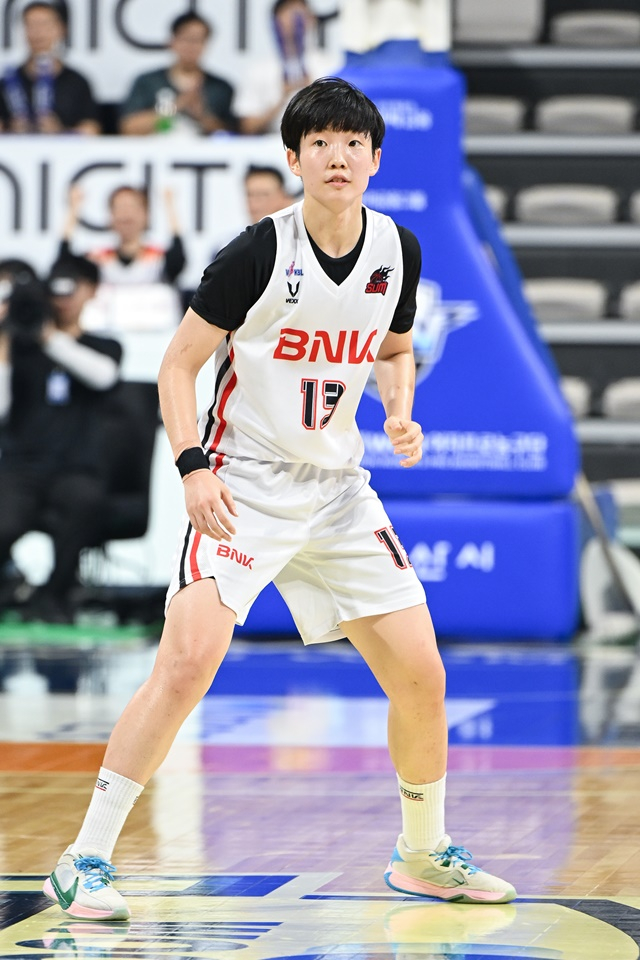 부산 BNK 김정은이 5일 아산 우리은행과 개막전에서 플레이에 집중하고 있다. /사진=WKBL 제공