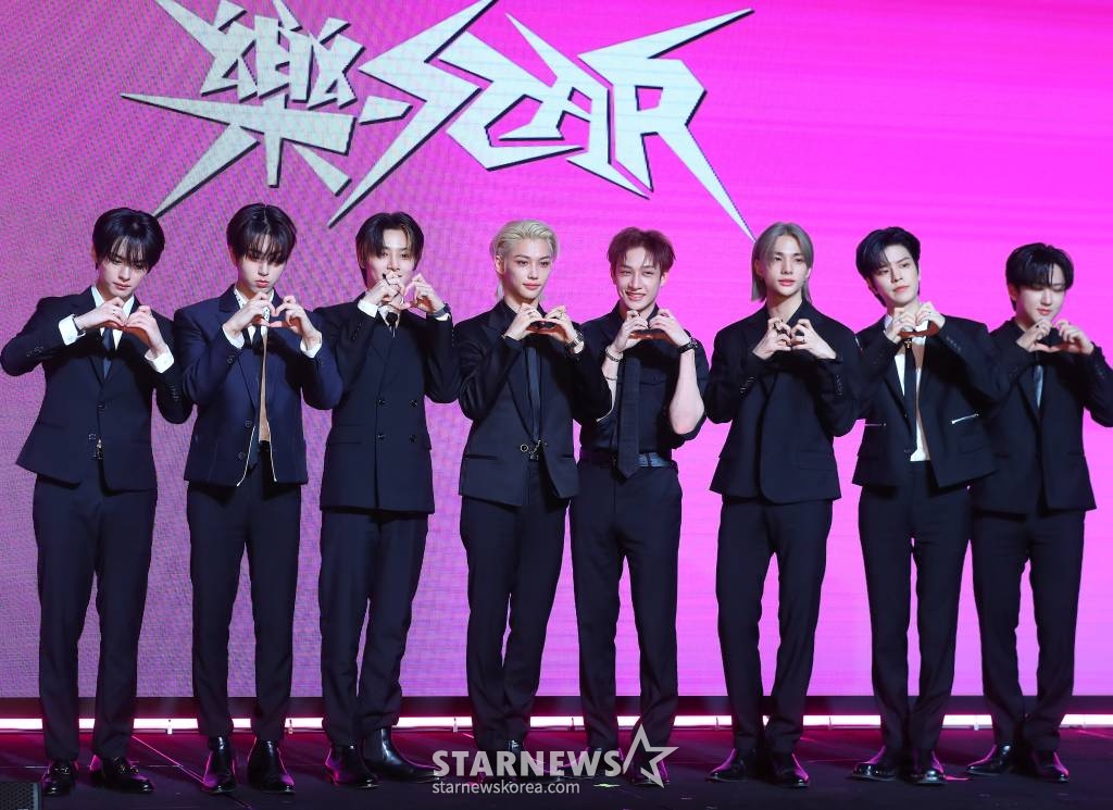 그룹 스트레이 키즈(Stray Kids)가 10일 오전 서울 영등포구 여의도동 콘래드 서울에서 진행된 새 미니 앨범 '樂-STAR'(락스타) 발매 기념 쇼케이스에 참석해 포즈를 취하고 있다.  스트레이 키즈의 새 미니 앨범 '樂-STAR'는 '어떤 상황에서도 우리의 락(樂)은 계속된다'는 스트레이 키즈의 메시지와 자신감을 표현했다. 타이틀곡 '락 (樂)'은 매 앨범 곡 작업을 도맡은 그룹 내 프로듀싱 팀 쓰리라차(3RACHA) 방찬, 창빈, 한이 직접 완성해 고유한 음악적 개성을 듬뿍 녹였다. 후렴구의 반복되는 멜로디와 락(Rock)적인 요소가 곡에 강렬함을 더하고 동음이의어를 활용한 흥미로운 노랫말로 K팝 팬들의 흥을 돋울 예정이다. 2023.11.10 /사진=김창현