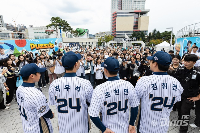 2024년 NC 신인 박인우, 최우석, 조현민, 김휘건(왼쪽부터)이 지난달 7일 창원 SSG전을 앞두고 팬들에게 인사하고 있다. /사진=NC 다이노스