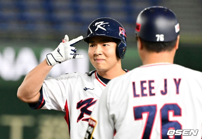 김휘집이 18일 일본 도쿄돔에서 열린 대만과 2023 APBC 예선 풀리그 3차전 2회말 2사 만루에서 중전 2타점 적시타를 때리고 세리머니를 하고 있다.