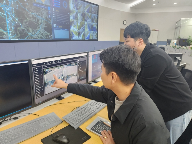 SK텔레콤 직원들이 성남시 스마트교차로 시스템을 점검하는 모습.