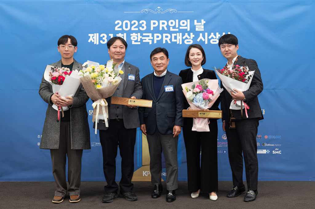 (왼쪽부터) 피알원 박진호 팀장, KB국민카드 전민수 팀장, 피알원 조재형 대표, 박소연 상무, 김태영 차장