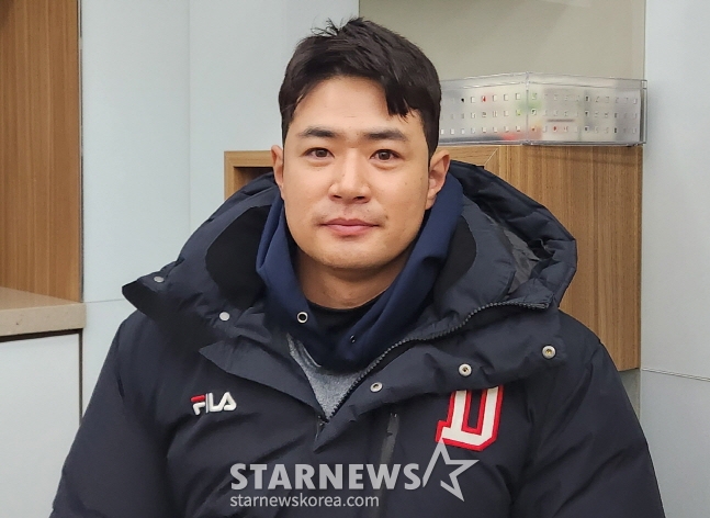 두산 김재환이 25일 2023 곰들의 모임 행사 전 취재진과 만나 인터뷰를 하고 있다. /사진=안호근 기자