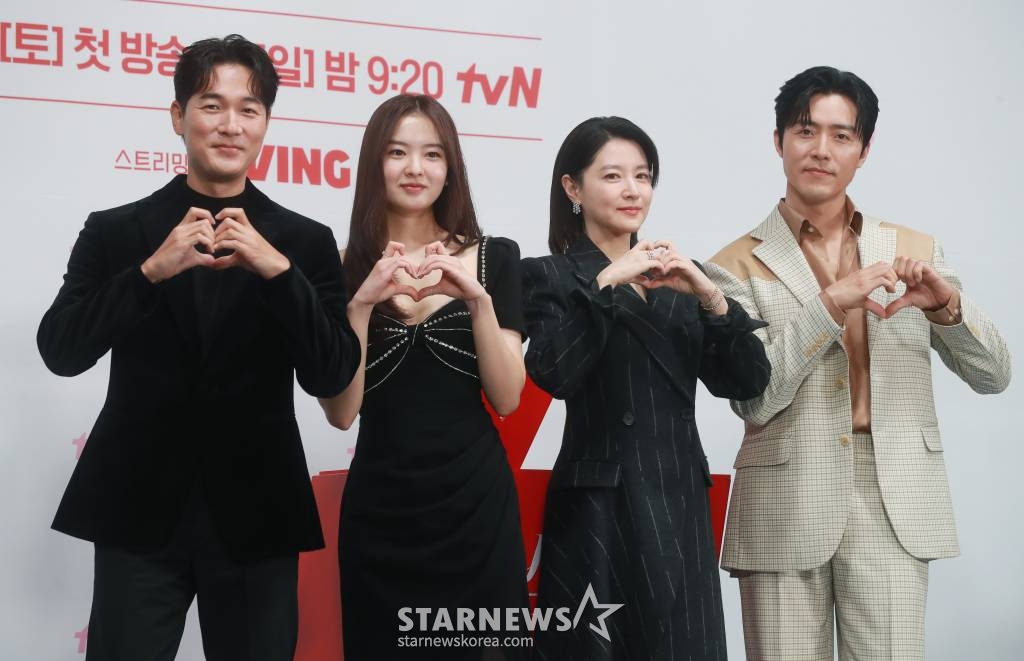 배우 김영재, 황보름별, 이영애, 이무생이 6일 오전 서울 구로구 라마다 신도림 호텔에서 진행된 tvN 토일드라마 '마에스트라' 제작발표회에 참석해 포즈를 취하고 있다. 전 세계 단 5%뿐인 여성 지휘자 마에스트라, 천재 혹은 전설이라 불리는 차세음이 자신의 비밀을 감춘 채 오케스트라를 둘러싼 사건의 진실을 찾아가는 미스터리 드라마 '마에스트라'는 오는 9일 첫 방송된다. /2023.12.06 /사진=이동훈