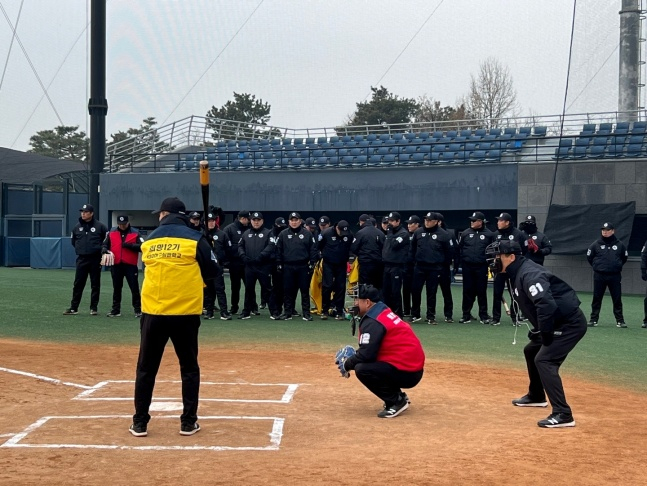 KBO 심판위원회의 피치클락-ABS 적응훈련 모습./사진=KBO