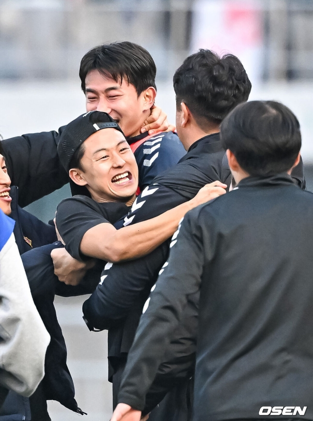 경기 후 그라운드로 뛰어온 이승우가 김도균 감독과 포옹하고 있다. /사진=OSEN