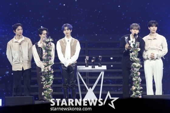 그룹 원어스가 14일 필리핀 아레나에서 열린 '2023 아시아 아티스트 어워즈 인 필리핀'(2023 Asia Artist Awards IN THE PHILIPPINES, 이하 '2023 AAA')에서 'AAA 이모티브상'을 수상하고 소감을 말하고 있다. '2023 AAA'는 스타뉴스가 주최하고 Asia Artist Awards 조직위원회, TONZ 엔터테인먼트, PULP Live World가 공동 주관한다. 그룹 아이브(IVE) 장원영, 가수 강다니엘, 그룹 제로베이스원 성한빈이 MC를 맡았다. 2023.12.14/사진=임성균 기자