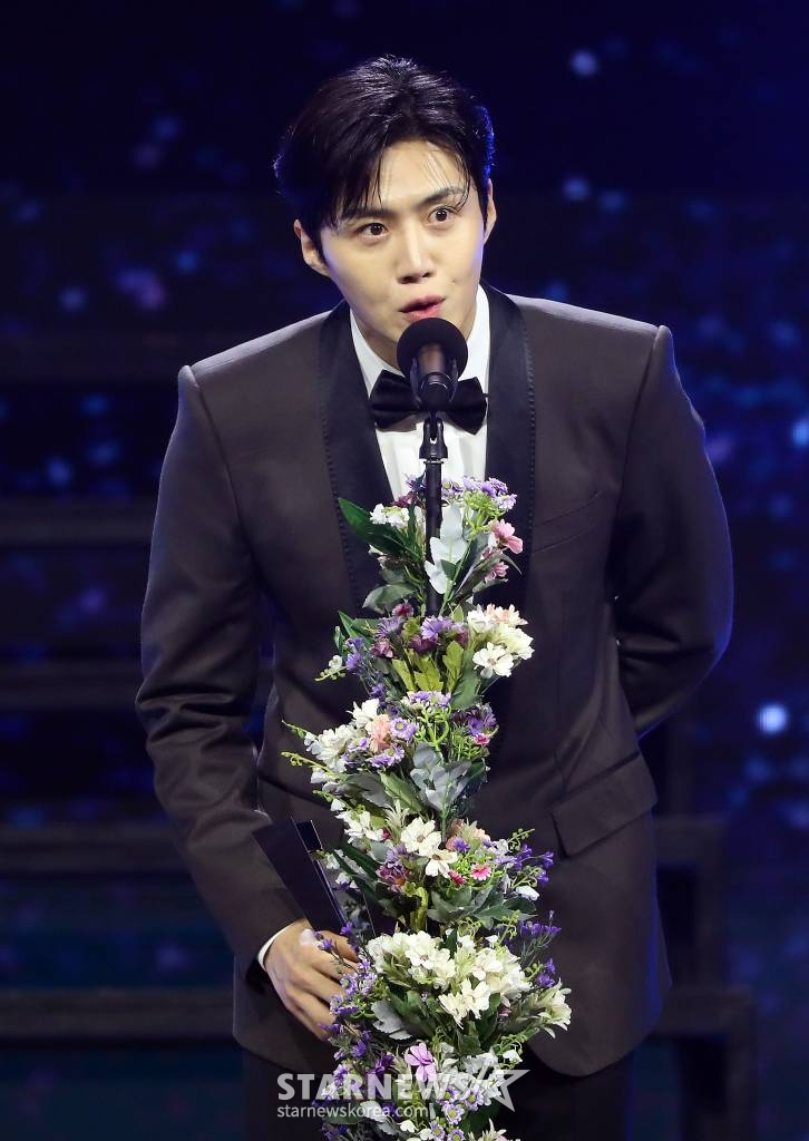 배우 김선호가 14일 필리핀 아레나에서 열린 '2023 아시아 아티스트 어워즈 인 필리핀'(2023 Asia Artist Awards IN THE PHILIPPINES, 이하 '2023 AAA')에서 AAA 아시아 셀러브리티 상을 수상한 뒤 소감을 말하고 있다. '2023 AAA'는 스타뉴스가 주최하고 Asia Artist Awards 조직위원회, TONZ 엔터테인먼트, PULP Live World가 공동 주관한다. 그룹 아이브(IVE) 장원영, 가수 강다니엘, 그룹 제로베이스원 성한빈이 MC를 맡았다. 2023.12.14 /사진=김창현