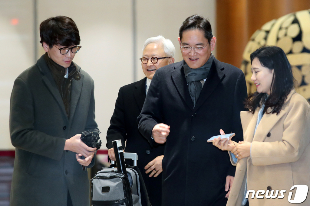 이재용 삼성전자 회장이 윤석열 대통령의 네덜란드 국빈 방문 동행을 마치고 경계현 사장과 15일 오전 서울 김포공항 비즈니스센터를 통해 귀국하고 있다./사진제공=뉴스1