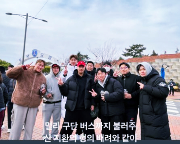 이정용(가운데 빨간색 모자)과 LG 트윈스 동료들이 18일 논산훈련소 앞에서 함께 사진을 찍고 있다. /사진=이정용 공식 SNS