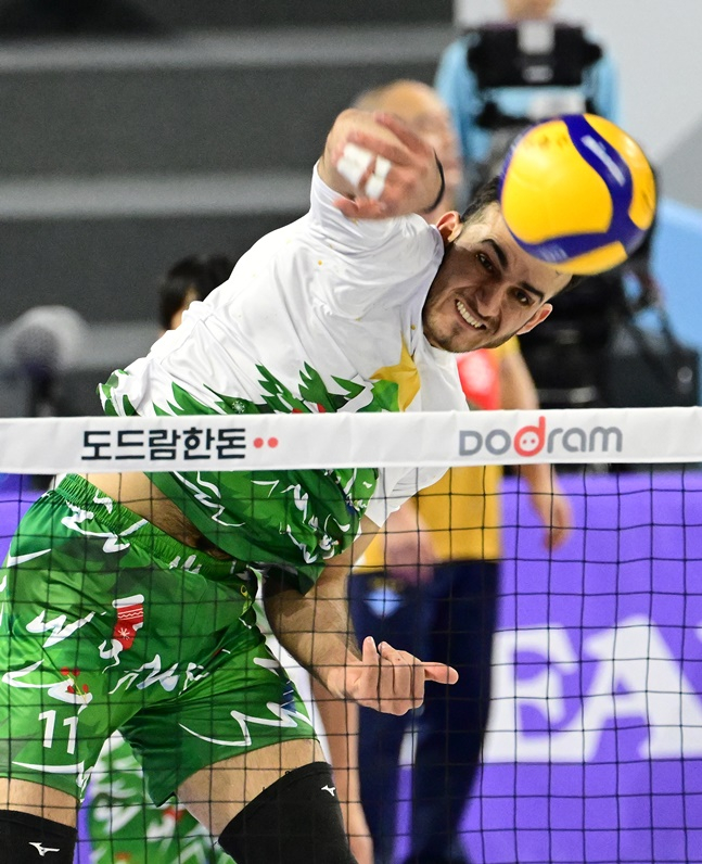 대한항공 무라드 칸이 25일 OK금융그룹전에 스파이크를 날리고 있다. /사진=KOVO