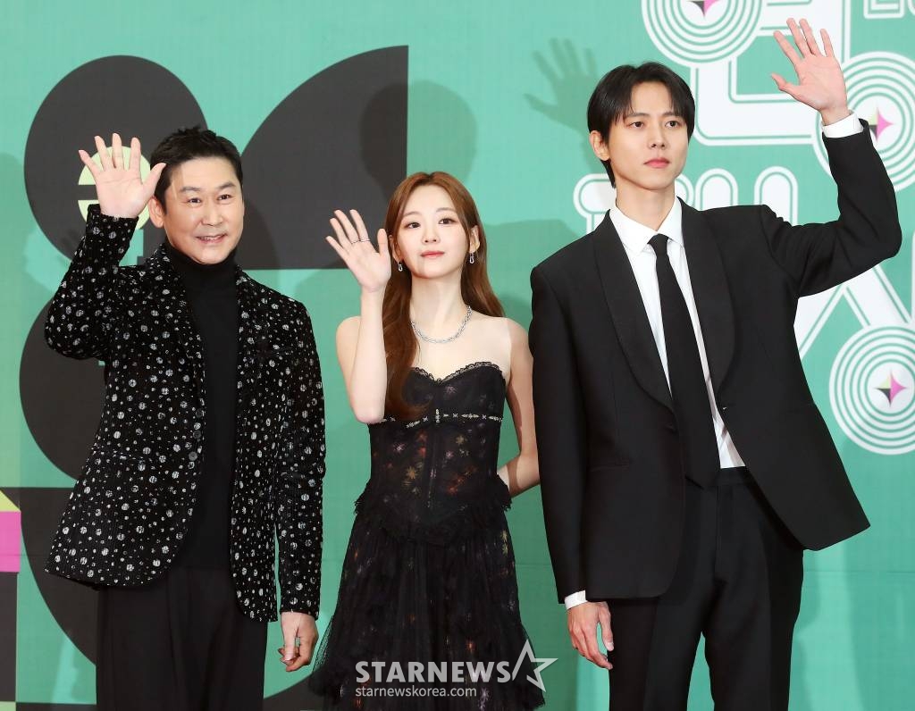 MC 신동엽, 조이현, 주우재가 23일 오후 서울 영등포구 여의도동 KBS 신관홀에서 진행된 '2023 KBS 연예대상' 레드카펫에 참석해 포즈를 취하고 있다. 2023.12.23 /사진=김창현