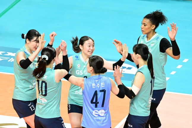 GS 칼텍스 선수단이 2일 서울 장충체육관에서 열린 도드람 2023~2024 V리그 여자부 정규시즌 4라운드 페퍼저축은행전에서 득점 후 기뻐하고 있다. /사진=한국배구연맹