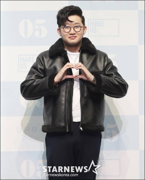 R&B 혼성그룹 어반자카파 박용인이 27일 오후 서울 서대문구 이화여자대학교 삼성홀에서 진행된 정규 5집 앨범 '05' 발매 기념 쇼케이스에서 포즈를 취하고 있다. '05'에는 더블 타이틀 곡 '이 밤이 특별해진 건', '뜻대로'를 비롯해 '비틀비틀', '혼자', '목요일 밤', '나쁜 연애', '허우적허우적', '비가 내린다', '그때의 나, 그때의 우리', '그런 밤'까지 총 10트랙이 수록됐다. /사진=김창현 기자 chmt@