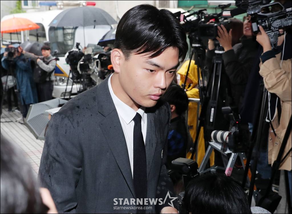 미디어라인 문영일 프로듀서에게 폭행을 당했다고 고소한 밴드 더 이스트라이트 이석철이 26일 오후 서울 서초구 방배경찰서에서 진행되는 고소인 조사를 받기 위해 출석하고 있다. /사진=김창현 기자 chmt@