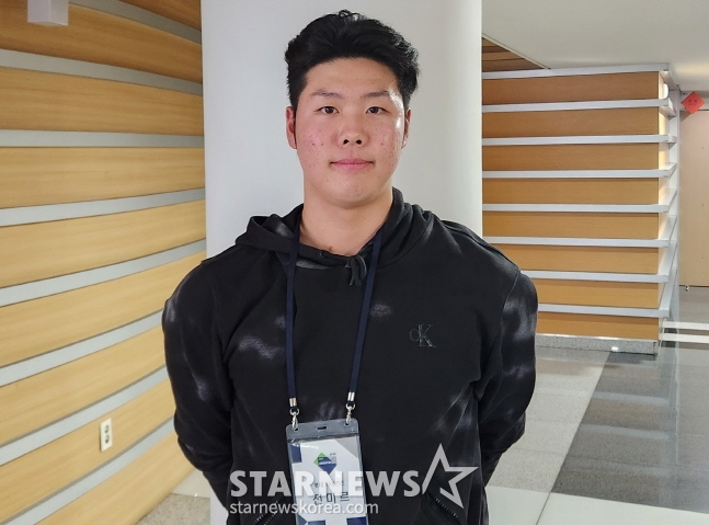 롯데 전미르가 9일 2024 KBO 신인 오리엔테이션에서 취재진과 인터뷰 후 포즈를 취하고 있다./사진=안호근 기자