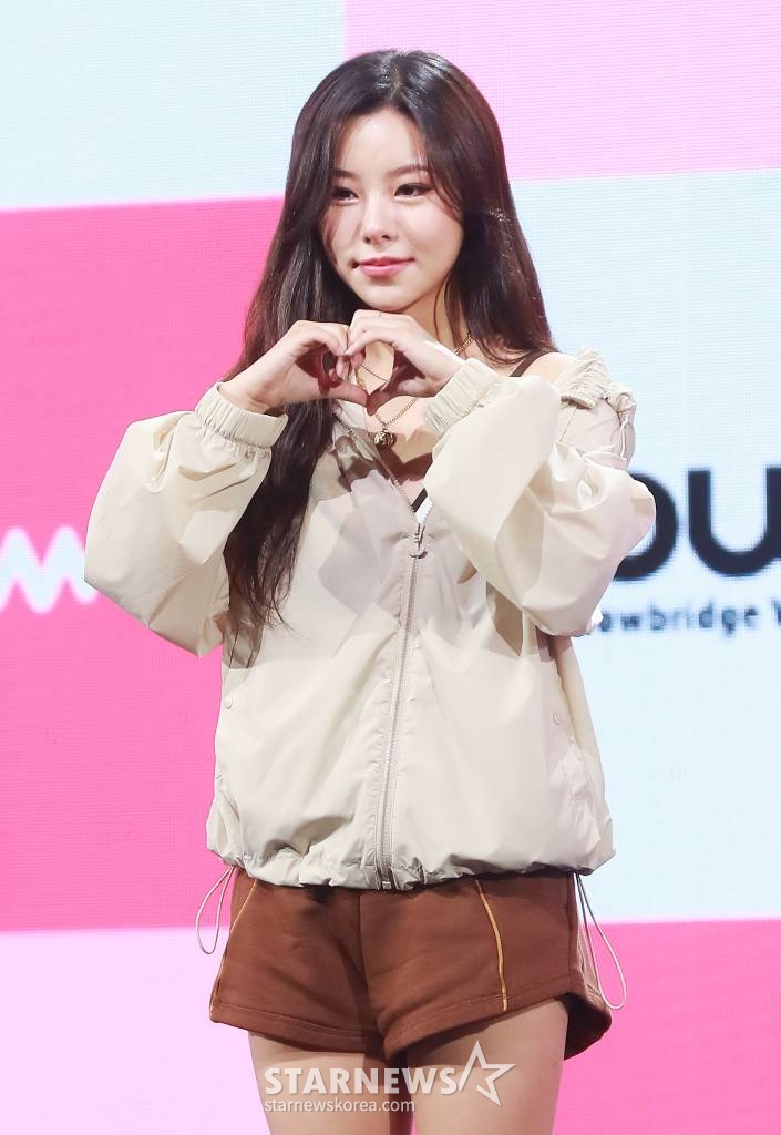 걸그룹 마마무(MAMAMOO) 휘인이 11일 오후 서울 광진구 예스24라이브홀에서 진행된 열두 번째 미니앨범 '마이크 온'(MIC ON) 발매기념 쇼케이스에서 포즈를 취하고 있다. 이번 앨범에는 타이틀곡 '일낼라'를 비롯해 '하나둘셋 어이!'(1,2,3 Eoi!), 'L.I.E.C' 등 총 3곡이 수록된다. /2022.10.11 /사진=이동훈 기자 photoguy@