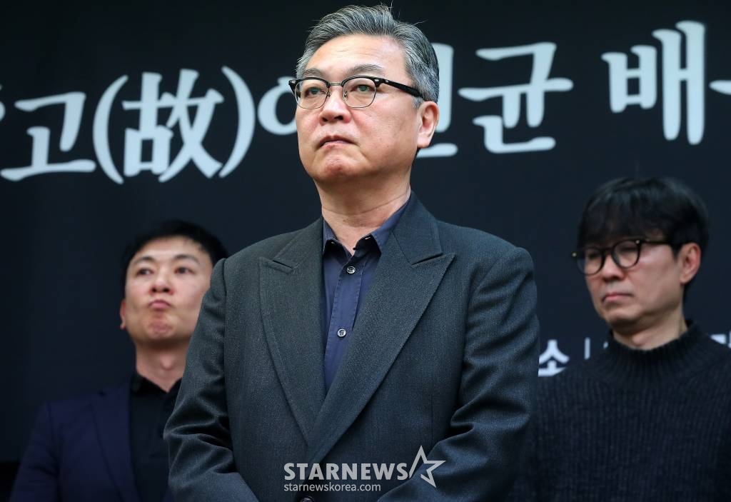 12일 오전 서울 중구 프레스센터에서 진행된 '고(故)이선균 배우의 죽음을 마주하는 문화예술인들의 요구'에 참석한 배우 김의성, 봉준호 감독, 가수 윤종신 등 관계자들이 성명서를 발표하고 있다. 2024.01.12 /사진=김창현
