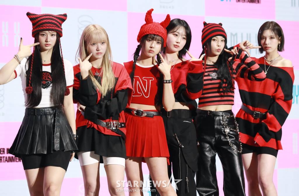 걸그룹 '엔믹스(NMIXX)'가 15일 오후 서울 송파구 소피텔 앰배서더 호텔에서 진행된 두 번째 미니 앨범 '에프이쓰리오포: 브레이크'(Fe3O4: BREAK) 발매기념 기자간담회에서 포즈를 취하고 있다. /2024.01.15 /사진=이동훈