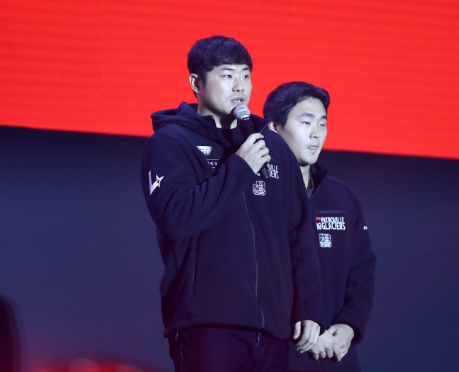 이지영(왼쪽)이 21일 인천 송도에서 열린 '2024 SSG 랜더스 팬페스티벌'에서 팬들에게 인사하고 있다. /사진=SSG 랜더스
