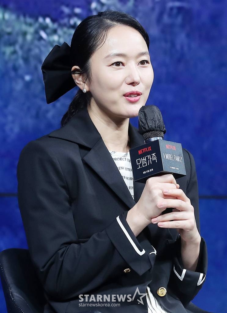 배우 윤진서가 9일 오전 서울 종로구 JW메리어트 동대문 스퀘어 서울에서 열린 넷플릭스 시리즈 '모범가족' 제작발표회에 참석해 인사말을 하고 있다. '모범가족'은 파산과 이혼 위기에 놓인 평범한 가장 동하(정우 분)가 우연히 죽은 자의 돈을 발견하고 범죄 조직과 처절하게 얽히며 벌어지는 범죄 스릴러다. 오는 12일 공개. 2022.08.09 /사진=김창현 기자 chmt@