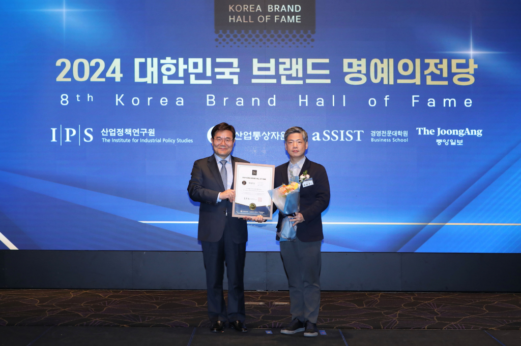 이상구 교원투어 여행기획부문장(사진 오른쪽)이 박기찬 산업정책연구원장과 기념촬영을 하고 있다.