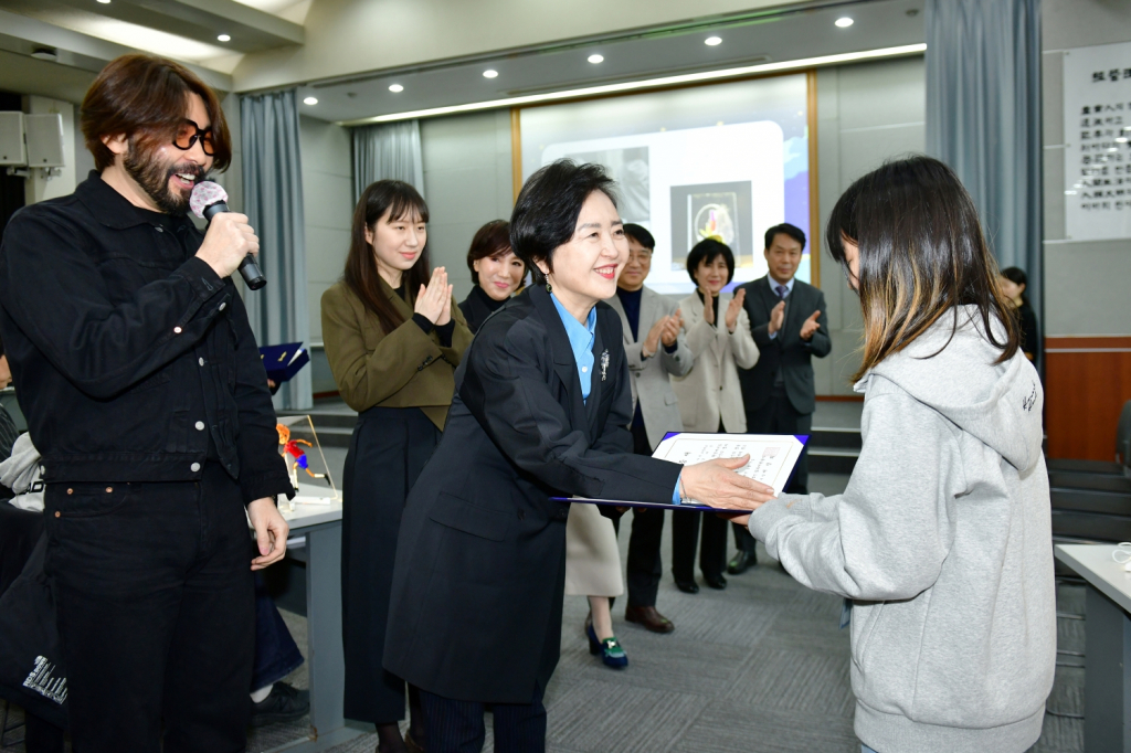 서창희 재단법인 꽃과어린왕자 이사장(앞줄 가운데)과 재단 이사인 방송인 노홍철 씨, 코오롱그룹 경영진과 코오롱그룹 임직원 가족들로 구성된 코오롱가족 사회봉사단 임원들이 학생들에게 장학증서를 수여하고 있다.