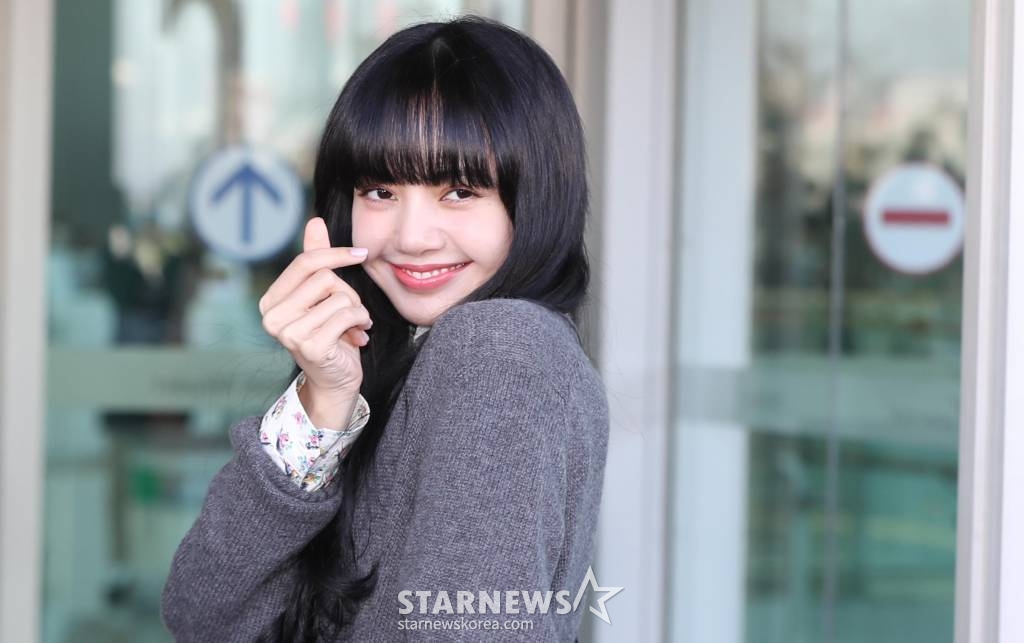 그룹 블랙핑크 리사가 '프라다 FW20 여성 패션쇼' 참석을 위해 이탈리아로 18일 오후 인천국제공항을 통해 출국하고 있다. /사진=임성균 기자 tjdrbs23@