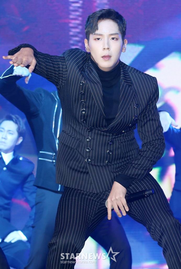 그룹 B.A.P 힘찬이 7일 오후 서울 용산구 블루스퀘어 삼성카드홀에서 진행된 두 번째 정규앨범 '느와르(NOIR)' 발매 기념 쇼케이스에서 멋진 무대를 선보이고 있다. /사진=hwijpg@(김휘선 인턴기자)
