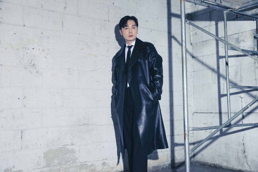 배우 서현우가 14일 오전 서울 종로구 삼청동의 한 카페에서 진행된 디즈니+ '킬러들의 쇼핑몰' 관련 인터뷰를 위해 포즈를 취하고 있다. 서현우는 극 중 목적을 위해서라면 물불 가리지 않는 스나이퍼 이성조 역을 열연했다. / 사진제공 = 월트디즈니컴퍼니 코리아 /사진=김창현