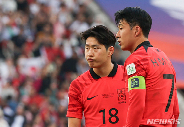 축구 대표팀 이강인(왼쪽)과 손흥민. /사진=뉴시스