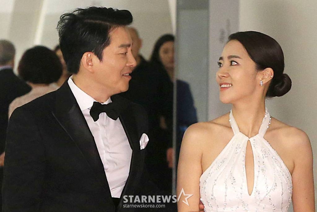 배우 이범수, 통역사 이윤진 부부가 23일 서울 동대문디자인플라자에서 열린 '2015 몽블랑 문화예술 후원자상'에 참석해 포즈를 취하고 있다. /사진=이기범 기자 leekb@