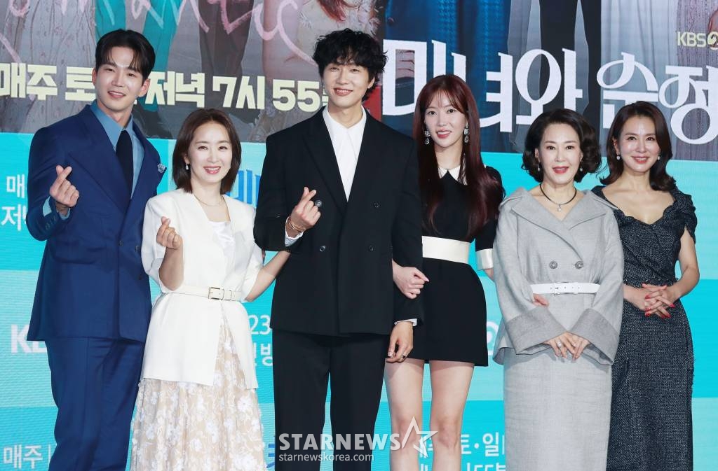 배우 고윤, 윤유선, 지현우, 임수향, 차화연, 이일화가 21일 오후 서울 마포구 상암동 스탠포드 호텔에서 진행된 KBS 2TV 드라마 '미녀와 순정남' 제작발표회에 참석해 포즈를 취하고 있다. 하루아침에 밑바닥으로 추락하게 된 톱배우와 그녀를 사랑하고 다시 일으켜 세우는 초짜 드라마 PD의 산전수전 공중전 인생 역전을 그린 파란만장한 로맨스 성장 드라마 '미녀와 순정남'은 오는 23일 첫 방송된다. /2024.03.21 /사진=이동훈