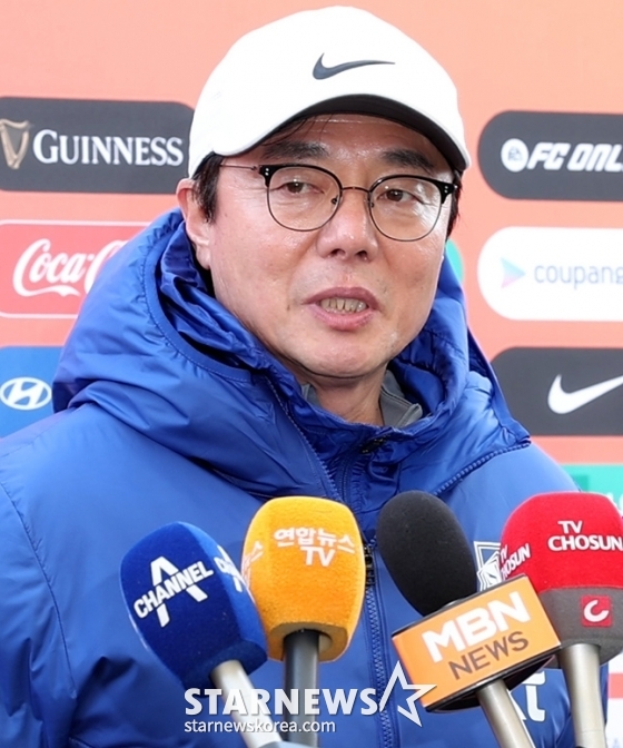 황선홍 한국 축구 A대표팀 임시 감독이 18일 고양종합운동장에서 열린 대표팀 첫 소집에서 취재진과 인터뷰하고 있다. /사진=김진경 대기자