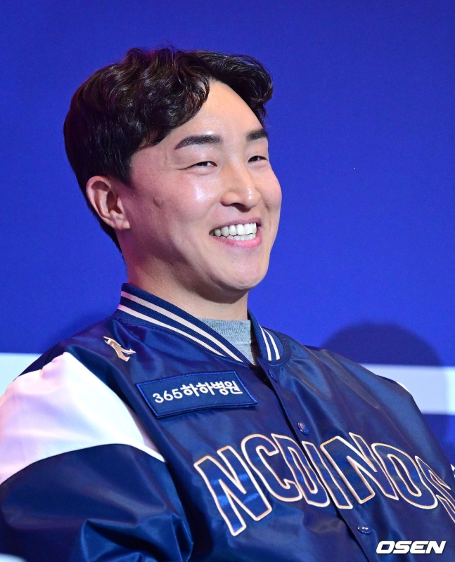 손아섭이 22일 서울 롯데호텔 크리스털 볼룸에서 열린 2024 신한SOL 뱅크 KBO 리그 정규시즌 미디어데이에서 말하고 있다.