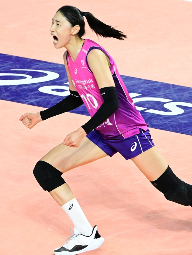 흥국생명 김연경이 22일 정관장과 도드람 2023~2024 V리그 여자부 PO 1차전에서 득점 후 기뻐하고 있다. /사진=KOVO