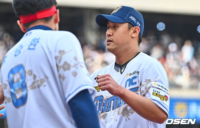 23일 창원 NC파크에서 2024 신한 SOL 뱅크 KBO 리그 NC 다이노스와 두산 베어스의 개막 경기가 열렸다. NC 다이노스 이용찬이 9회초 2사 1루 두산 베어스 박준영 타석때 이유찬을 견제사 시키고 하이파이브를 하고 있다.