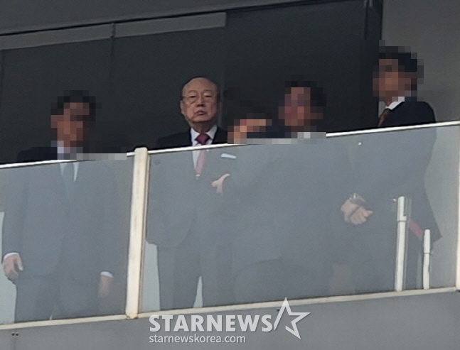 김승연 한화 그룹 회장(왼쪽에서 2번째)이 29일 대전 한화생명이글스파크를 찾아 경기를 지켜보고 있다. /사진=안호근 기자