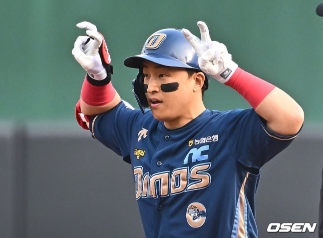 30일 부산 사직구장에서 2024 신한 SOL 뱅크 KBO 리그 롯데 자이언츠와 NC 다이노스의 경기가 열렸다. NC 다이노스 손아섭이 1회초 무사 1, 3루 좌중간 가르는 2타점 적시 2루타를 치고 세리머니를 하고 있다.