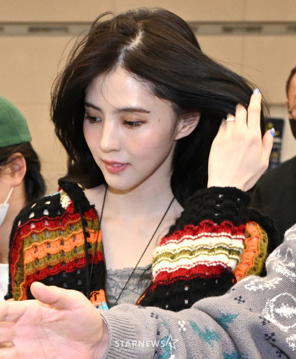 (인천공항=뉴스1) 권현진 기자 = 류준열과 열애중인 배우 한소희(29)가 18일 미국 하와이 여행을 마친 뒤 귀국하고 있다. (공동취재) 2024.3.18/뉴스1 Copyright (C) 뉴스1. All rights reserved. 무단 전재 및 재배포, AI학습 이용 금지. /사진=(인천공항=뉴스1) 권현진 기자