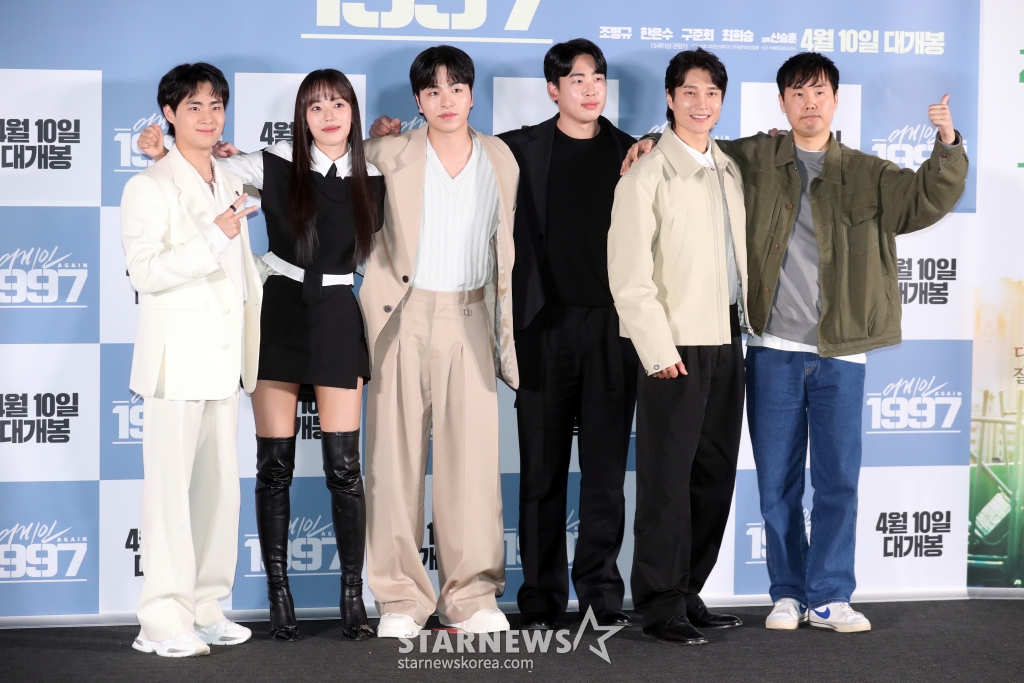 배우 조범규, 한은수, 구준회, 최희승, 김다은, 신승호 감독이 1일 오후 서울 용산CGV에서 열린 영화 '어게인1997' 언론시시회에 참석해 물을 마시고 있다. 2024.04.01 /사진=임성균