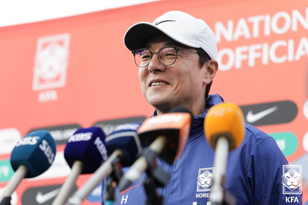 미소 짓는 황선홍 감독. /사진제공=대한축구협회(KFA)