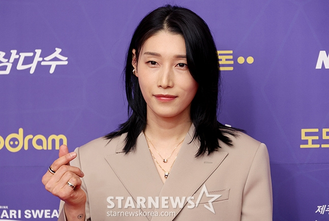 2023-2024시즌 도드람 V리그 시상식이 8일 오후 서울 서초구 더케이호텔 서울 그랜드볼룸에서 열렸다. 흥국생명 김연경이 포토월에서 포즈를 취하고 있다. /서초=김진경 기자