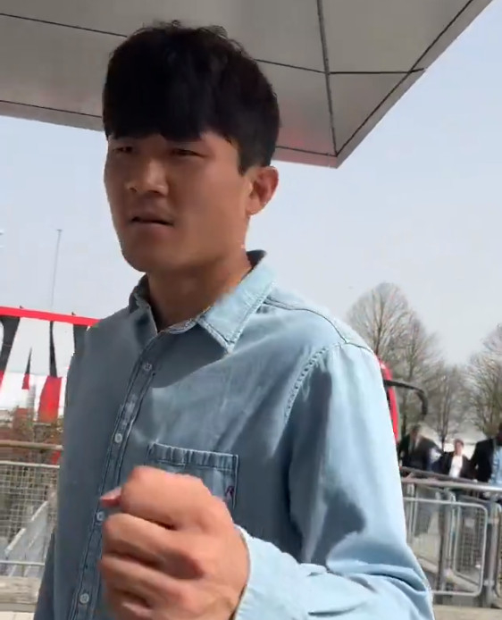 김민재가 독일 뮌헨에서 영국 런던으로 떠나기 전 구단 직원과 인사를 나누고 있다. /사진=바이에른 뮌헨 공식 SNS 영상 갈무리